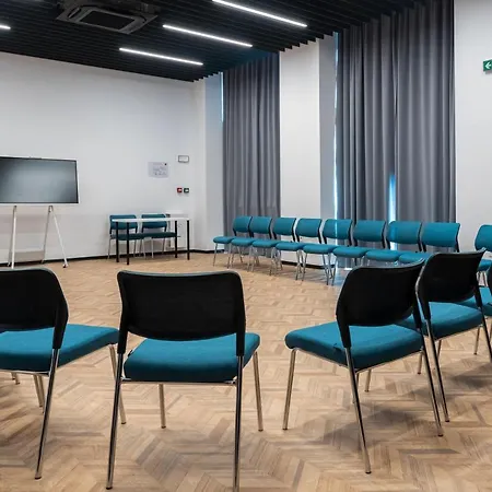 Готель Campus 90 - Free Parking 4*