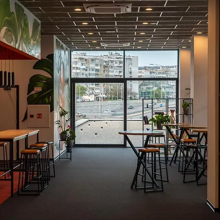 Готель Campus 90 - Free Parking 4*