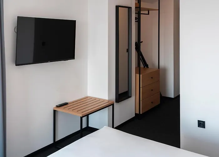 Отель Campus 90 - Free Parking